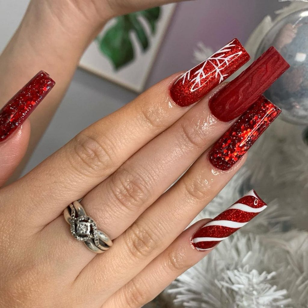 These red glitter nails for Beautiful Christmas nails