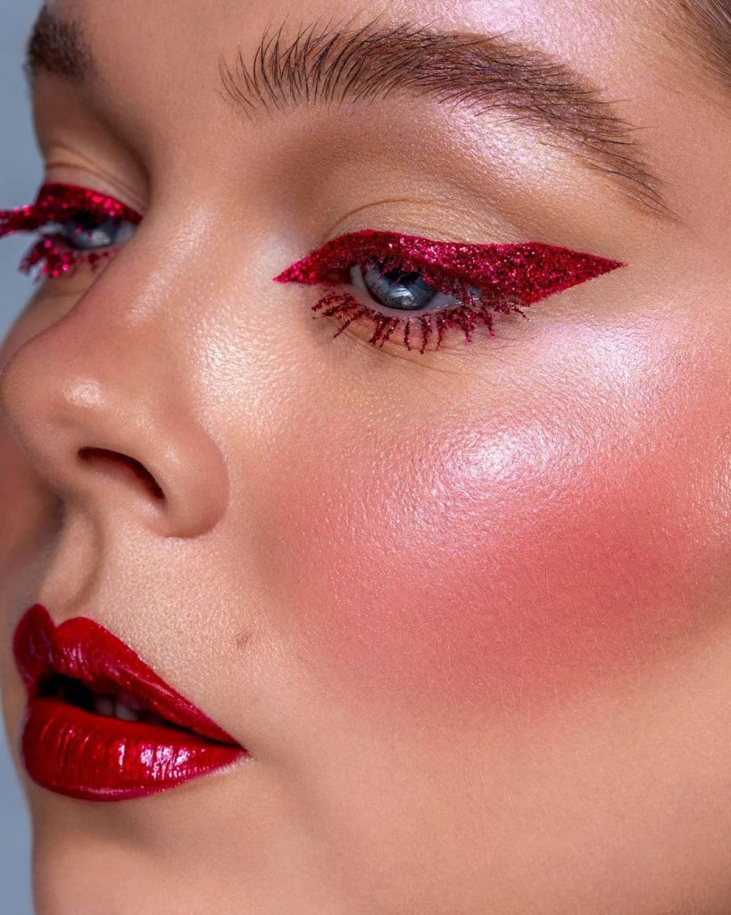 This Eyeshadow look proves to have a great Valentine' theme for you to recreate
