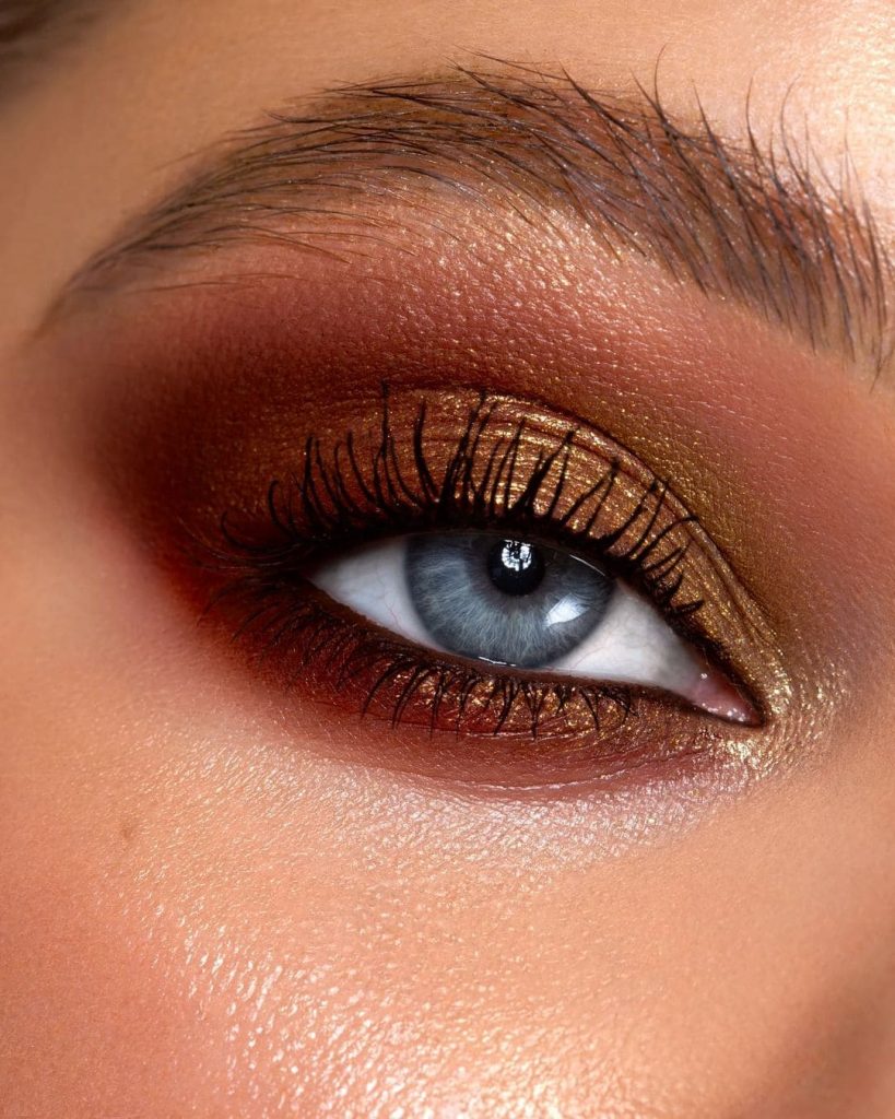 This Eyeshadow design presents a simple yet unique look to recreate on Valentine’s day