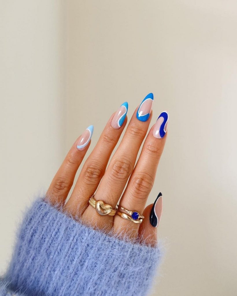 These mix of Blue Swirl Nails are perfect for December inspo