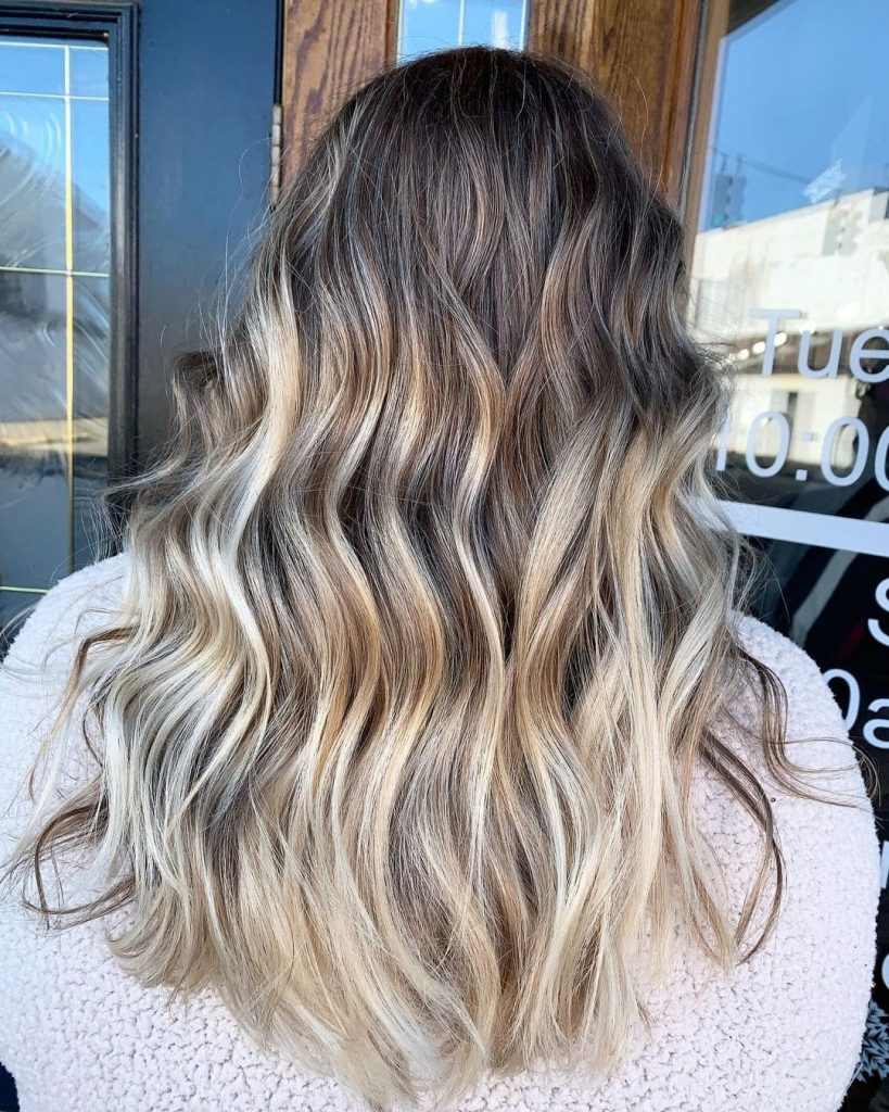Curls will always give your blonde highlights a beautiful finish