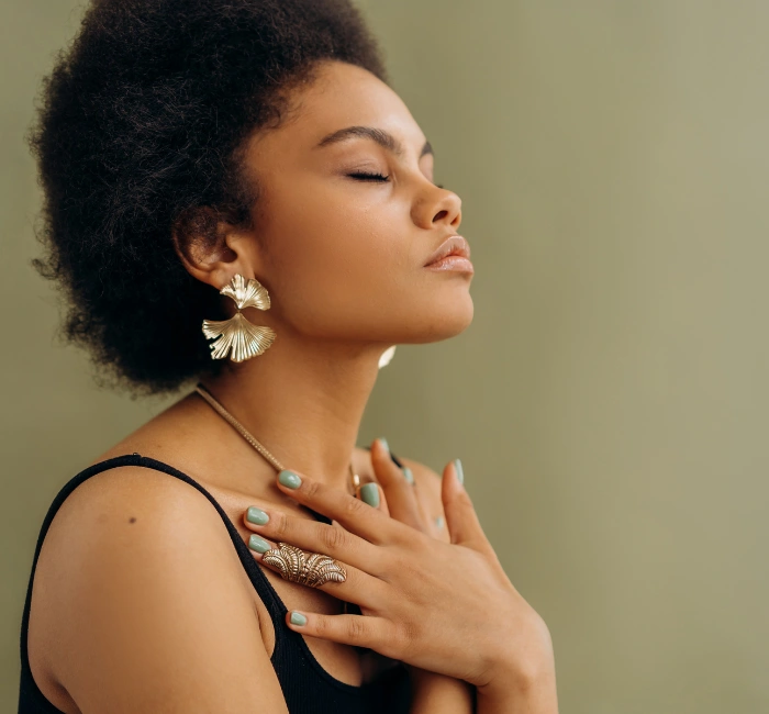 woman in black trap top meditating